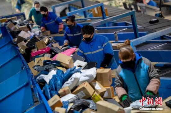 资料图:快递企业员工分拣包裹。<a target='_blank' href='http://www.chinanews.com/' _fcksavedurl='http://www.chinanews.com/'>中新社</a>记者 韦亮 摄 资料图:快递企业员工分拣包裹。<a target='_blank' href='http://www.chinanews.com/' _fcksavedurl='http://www.chinanews.com/'>中新社</a>记者 韦亮 摄